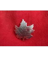 Vintage Metal Small Gold Tone Maple Leaf Pin - £5.40 GBP