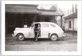 1945 Photo Of A Man Showing Off His Super Deluxe Tudor Sedan Black And W... - $13.94