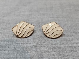 Vintage Seashell Beige Gold Tone Earrings, Beach Theme, 1&#39;&#39; - $9.99