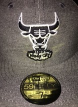Chicago Bulls Hat Fitted Size 7 New Era 59FIFTY brand new Gray Black Win... - $653.61 MXN