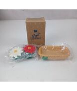 New Vintage Avon Christmas Blossoms Tabletop Collection Salt &amp; Pepper Sh... - €10,74 EUR