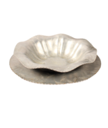 Hammered Aluminum Day Lillies Pattern Fluted Bowl and Underplate Set Bea... - $355.52 MXN