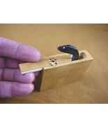 (W230-2) SNAKE bite box Wood joke prank trick funny OUCH toy Jumping snakes - $187.92 MXN