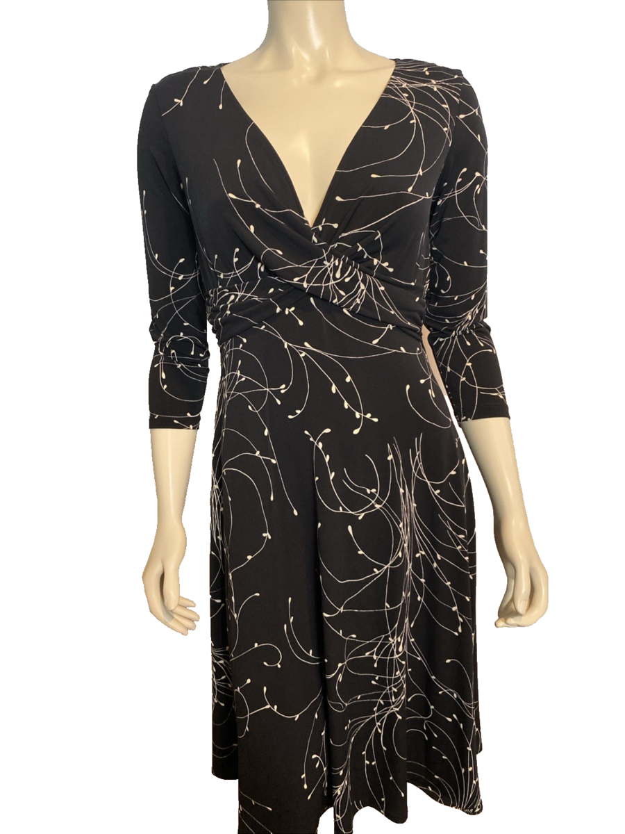 Maggy London Black and White Floral Print V Neck Knit Dress Size 8 - $43.69