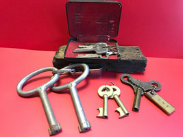 Vtg Lot of Odd Large Keys &amp; Key Holder - £23.73 GBP