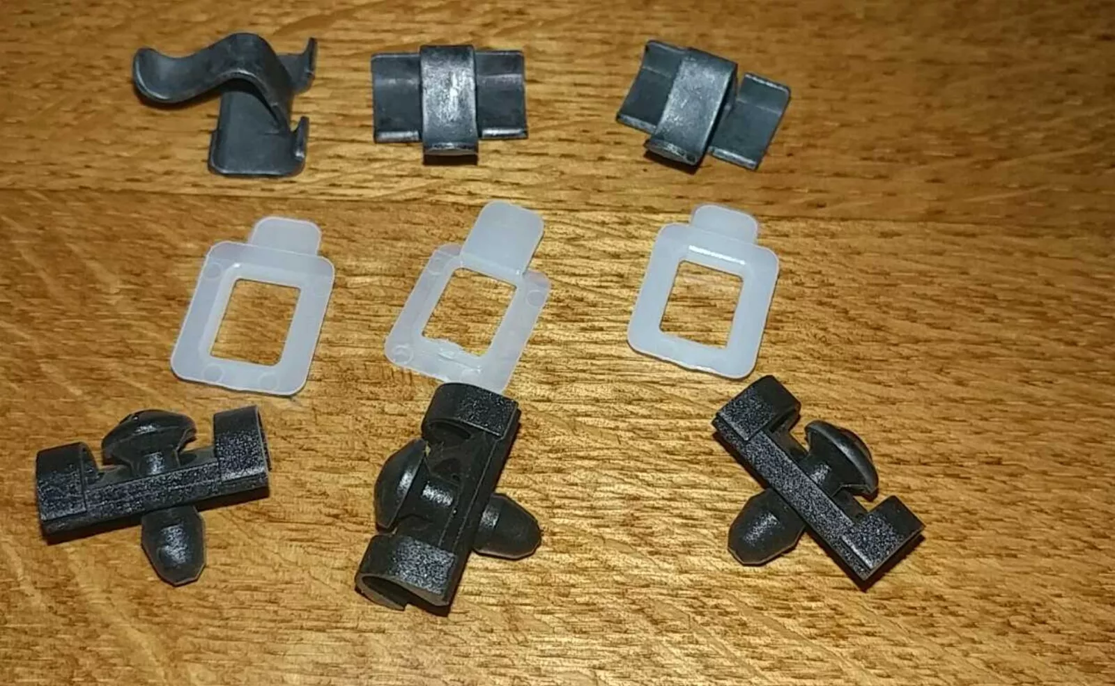 Mercedes W126 Front fender moulding clips (12pcs) - $93.86 CAD