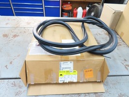 GM 23255367 Weatherstrip Door Seal Rear General Motors - $1,117.98 MXN