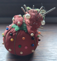 Vintage Pin Cushion With Needles and Pins Sewing Quilting Strawberry Tom... - $295.62 MXN