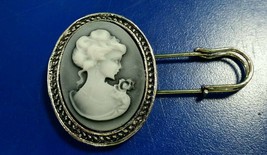 Winter xmas arrival gifts - antique affect vintage lady brooch broach cake pin - £13.31 GBP