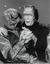 THE MUNSTERS   HERMAN MUNSTER AND MARTIAN BEHIND THE SCENES GAG  8X10 PHOTO - £7.96 GBP