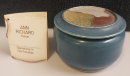 Ann Richard High Fire Art Pottery Handmade Porcelain 2&quot; Dresser Jar Trinket Box - £21.57 GBP