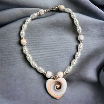 Pearl and shell bracelet - $460.94 MXN