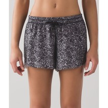 Lululemon Hit It Short 3 1/2&quot; Black White Floral Lined Running Scalloped... - £22.91 GBP