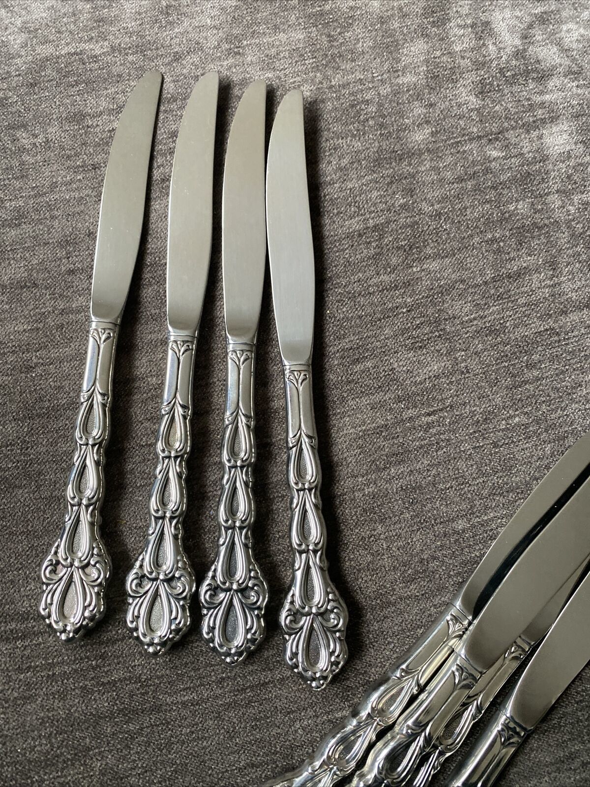 4 Oneida Community Stainless Steel Chandelier Dinner Knives  9 1/8&quot; 2 Se... - $17.33