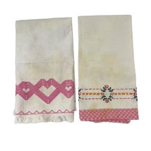 Vintage Pink &amp; White Embroidered Tea Towels Set of 2 - $184.53 MXN