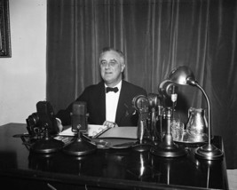 President Franklin D. Roosevelt gives Fireside Chat radio address Photo ... - £6.93 GBP+