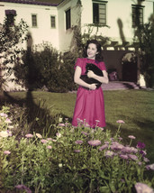 Elizabeth Taylor 1947 Beverly Hills Home With Pet 16X20 Canvas Giclee - £55.30 GBP