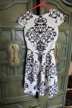 B DARLIN JR. size 12 POLY/SPANDEX BLACK/WHITE DRESS W/FLOWING SKIRT  (CL... - $8.91