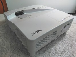 NEC NP-UM361X 3600-Lumens Ultra Short Throw HDMI LCD Projector  - $1,616.94 MXN