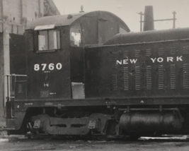 New York Central Railroad NYC #8760 NW-2 Electromotive Train Photo Collinwood OH - £7.46 GBP
