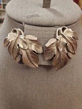 Beautiful Vintage Trifari Kunio Matsumoto Leaves Silver-Tone Clip Earrings - £68.18 GBP