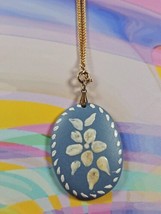 Vintage Gold Tone 25&#39;&#39; Necklace Blue Handmade Painted Flower Pendant - $180.65 MXN