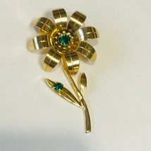 Vintage Goldtone Flower w Curled Petals &amp; Green Rhinestone Accent Pin Brooch – - £12.62 GBP