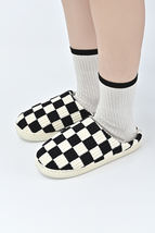 Black Checkered Print Ribbed Plush Lined Winter Slippers - $163.84 MXN