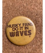 Vintage Washington Huskies &quot;Husky Fans Do It In Waves&quot; Pinback Pin 2.25&quot; - £5.68 GBP