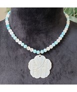 Women&#39;s White &amp; Light Blue Agate Bead Mother Of Pearl Flower Pendant Nec... - $31.14 CAD