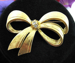 Rhinestone Ribbon BOW BROOCH Vintage Pin ASYMMETRICAL AVON Shiny Goldton... - $380.12 MXN