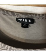Torrid Size 2 Ivory w Giraffe Short Sleeve Shirt Button Up Back Polyester - £23.38 GBP