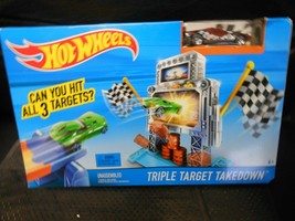 Mattel &quot;Hot Wheels - Triple Target Takedown NEW Includes 1 Car &amp; 1 Track  - $240.71 MXN