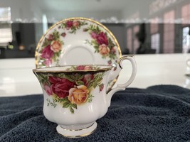 Vintage Royal Albert Bone China Old Country Roses 1962 Tea Cup And Saucer Set - £22.12 GBP