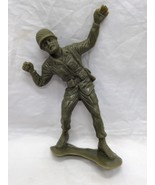 Vintage Soldier Throwing Grenade 5&quot; Plastic Army Men Toy - $275.49 MXN