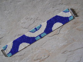 Bracelet: Turquoise/Blue/White &quot;Semicircles&quot; Motif, Peyote Stitch, Tube Clasp - £31.06 GBP