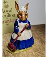 Royal Doulton Mrs Bunnykins Clean Sweep Figurine DB006 Vintage 1972 - $759.96 MXN