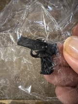 Black Pistol Hand Gun Small Pin - $551.37 MXN