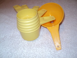 Lot 5 Vintage Yellow Tupperware Dry Measuring Cups Set and Funnel - £6.71 GBP