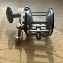 VINTAGE PFLUEGER OHIO 1978 SALT WATER CASTING REEL, MARBLED PLASTIC HANDLE - $401.76 MXN