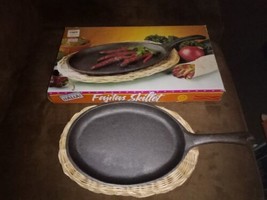 Vtg 1986 Cantina Fajita Skillet Oval Cast Iron with Wicker Trivet 10 inc... - £29.59 GBP