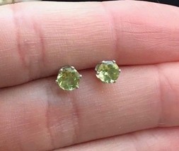 PERIDOT Round-cut gemstone Stud EARRINGS in Sterling Silver - Vintage - £26.54 GBP