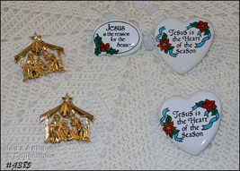 Lot of 5 Vintage Christmas Pins (#J1385) - £19.93 GBP
