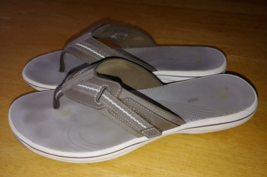 CLARKS LADIES THONG FLAT SANDALS-10-GENTLY WORN-ADJ. STRAP-COMFY - £8.94 GBP