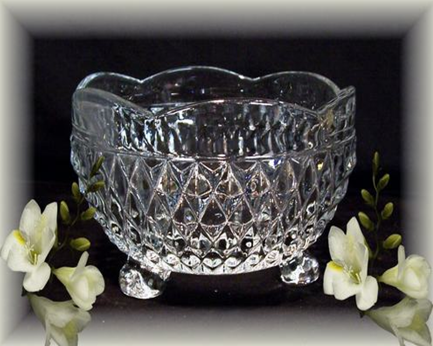 GORGEOUS INDIANA GLASS 3 FOOTED ORNATE CANDY DISH - $7.95