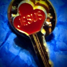 Beautiful vintage Jesus key lapel pin - £12.66 GBP