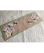Quilted bees and flowers table runner, Bed topper, Easter quilt, Mothers... - $2,085.45 MXN