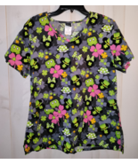 EXCELLENT WOMENS Disney Minnie Mouse NOVELTY SHAMROCK  PRINT SCRUBS TOP ... - $34.23 CAD