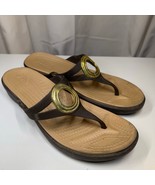 Crocs Sanrah Circle Medallion Wedge Flip Sandal Women&#39;s Sz 11 ESPRESSO GOLD - $387.26 MXN