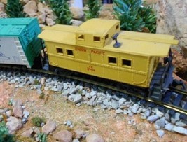 HO Scale: Athearn Union Pacific Caboose #3906; Vintage Model Railroad Train - $11.95